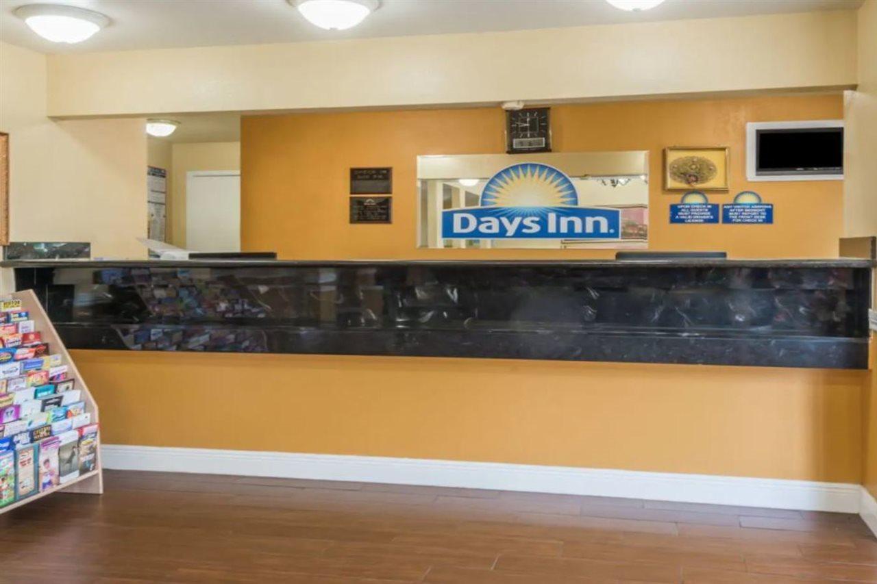 Days Inn By Wyndham San Antonio Southeast Frost Bank Center Exterior foto